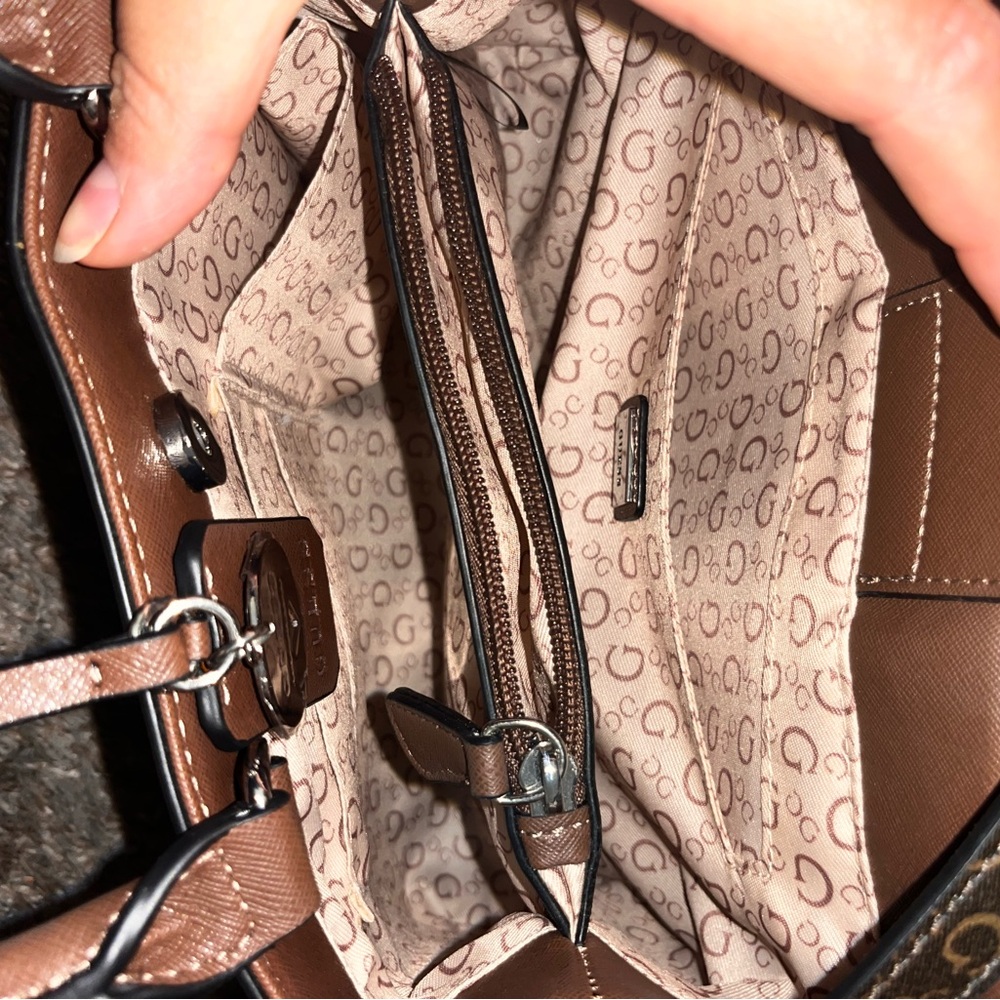 Guess handbag - Picture 3 of 3